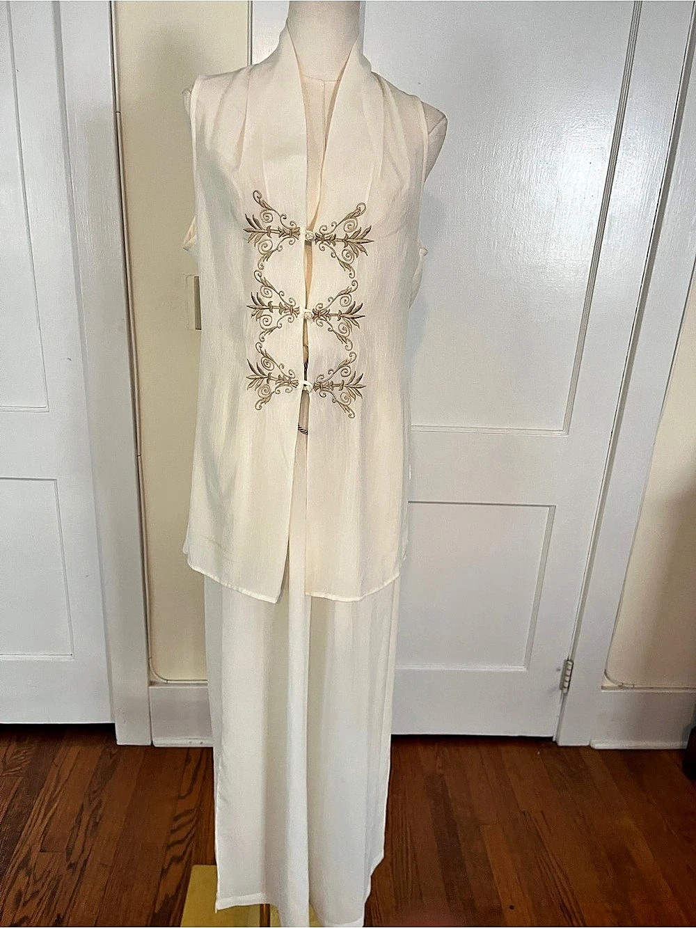 Natori Small Ivory Embroidered 2-Piece Lounge Set — Elegant Asian-Inspired Vest
